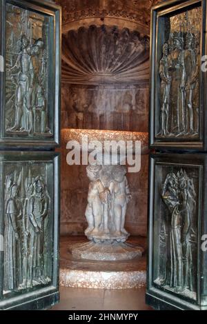 Taufbecken in der Kathedrale des Hl. Jakobus in Sibenik, Kroatien Stockfoto