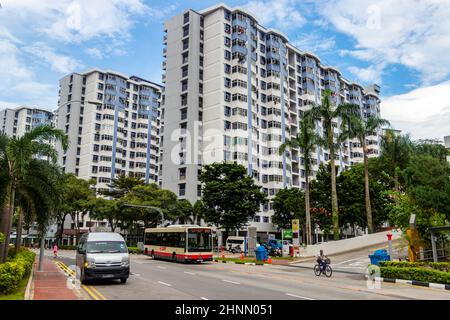 Typisches Stadtbild in Singapur in Südostasien. Busse Taxis Wolkenkratzer. Stockfoto