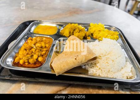 Indisches Food-Thali in Lau Pa Sat, Singapur. Stockfoto