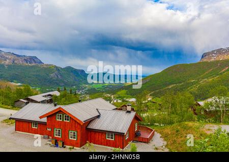 Schönes Panorama Norwegen Hemsedal Skicenter mit Berghütte und Hütten. Stockfoto