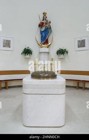 Taufbecken in der Pfarrkirche St. Paul in Retkovec, Zagreb, Kroatien Stockfoto