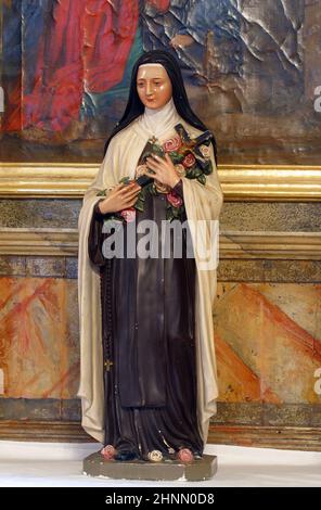 Heilige Teresa, eine Statue auf dem Altar der Heiligen drei Könige in der Kirche der Heimsuchung der Jungfrau Maria in Vinagora, Kroatien Stockfoto