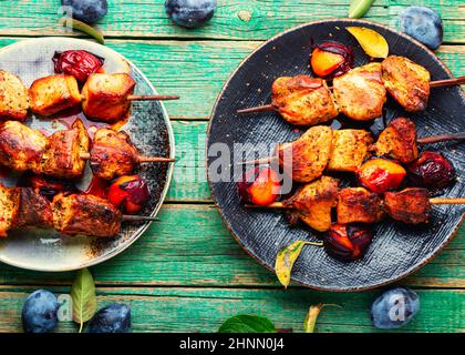 Gebratenes Fleisch auf Holzspießen, Shashlik in Pflaumensoße.Schweinefleisch Barbecue Stockfoto