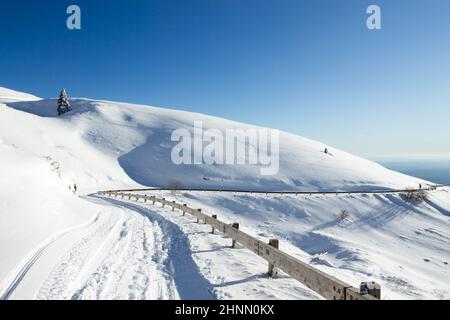 Winterlandschaft, kurvige Straße mit Schnee Stockfoto