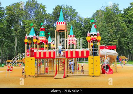 Kinderspielplatz im Stadtpark. Palast auf dem Spielplatz Stockfoto