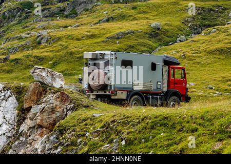 Off Road Overlander Camping an der Transfaragasan Road in Rumänien, 10. August 2021 Stockfoto