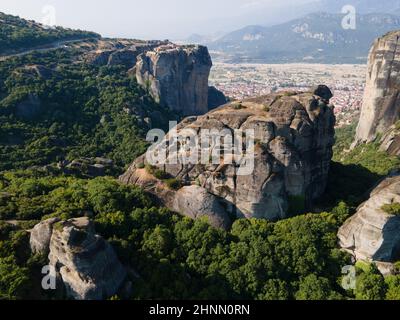 Luftaufnahme von alten Klöstern und atemberaubenden malerischen felsigen Tal und Wahrzeichen Schlucht von Meteora, Griechenland Stockfoto