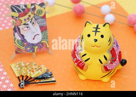 KAGAWA, JAPAN - Nov 11: Puppen von Tora Tiger. Japanische Neujahr-Karte. Japanisches Neujahr Tiger Objekt. Stockfoto