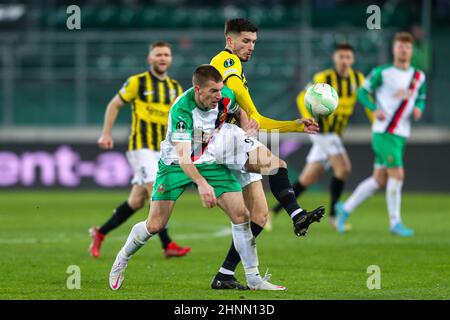 WIEN, ÖSTERREICH - 17. FEBRUAR: Srdjan Grahovac vom SK Rapid Wien, Adrian Grbic von Vitesse während des UEFA Europa Conference League-Spiels zwischen SK Rapid Wien und Vitesse im Allianz Stadion am 17. Februar 2022 in Wien, Österreich (Foto: Philip Bremm/Orange Picics) Stockfoto