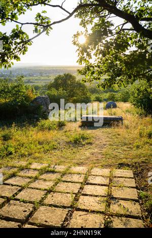 Skulpturenpark St. margarethen Felsen mit Sonnenstrahlen bei Sonnenuntergang Stockfoto