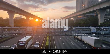 Nachts leichte Wege auf Autobahn-Autobahn, Langzeitbelichtung abstrakter städtischer Hintergrund Stockfoto