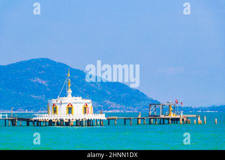 Thai Tempel im türkisfarbenen Wasser und tropischen Paradies von Koh Phayam Ranong Thailand. Stockfoto