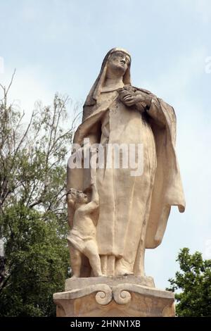 Die heilige Teresa von Avila-Statue vor der Kathedrale der Hl. Teresa von Avila in Bjelovar, Kroatien Stockfoto