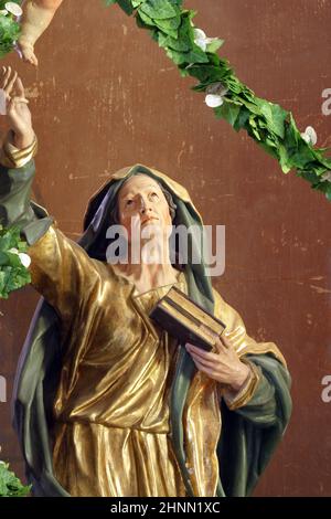 St. Anna, Statue auf dem Hauptaltar in der Kirche Mariä Himmelfahrt in Zlatar, Kroatien Stockfoto