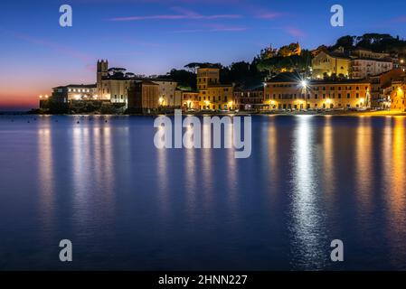 Nächtlicher Blick auf die Altstadt von Sestri Levante an der italienischen Riviera Stockfoto