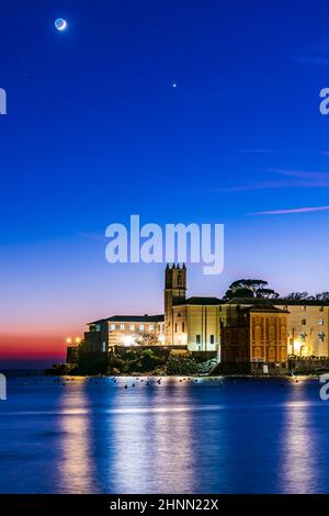 Nächtlicher Blick auf die Altstadt von Sestri Levante an der italienischen Riviera Stockfoto