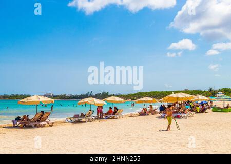 Tropischer mexikanischer Strand Cenote Punta Esmeralda Playa del Carmen Mexiko. Stockfoto