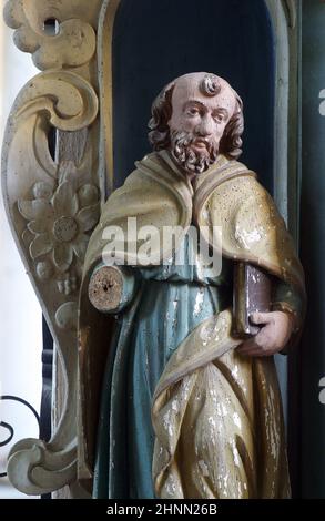 Statue eines heiligen auf dem Altar des heiligen Stephanus in der Kirche unserer Lieben Frau vom Schnee in Volavje, Kroatien Stockfoto