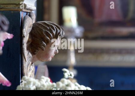Engel, Statue auf dem Altar der heiligen Maria in der Kirche unserer Lieben Frau vom Schnee in Volavje, Kroatien Stockfoto