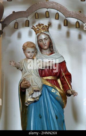 Jungfrau Maria mit Kind Jesus, Statue in der Kirche unserer Lieben Frau vom Schnee in Volavje, Kroatien Stockfoto