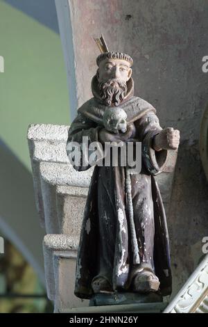 Statue eines heiligen auf dem Altar des heiligen Stephanus in der Kirche unserer Lieben Frau vom Schnee in Volavje, Kroatien Stockfoto