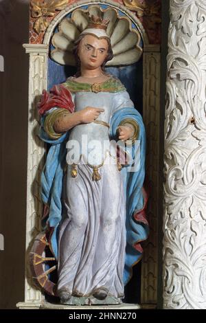 St. Katharina von Alexandria, Statue auf dem Altar der heiligen Maria in der Kirche unserer Lieben Frau vom Schnee in Volavje, Kroatien Stockfoto