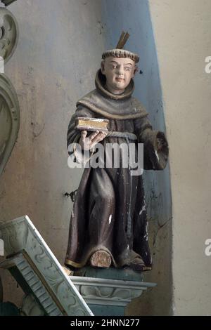 Statue eines heiligen auf dem Altar des heiligen Stephanus in der Kirche unserer Lieben Frau vom Schnee in Volavje, Kroatien Stockfoto