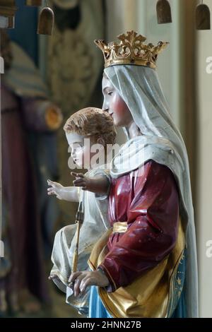 Jungfrau Maria mit Kind Jesus, Statue in der Kirche unserer Lieben Frau vom Schnee in Volavje, Kroatien Stockfoto