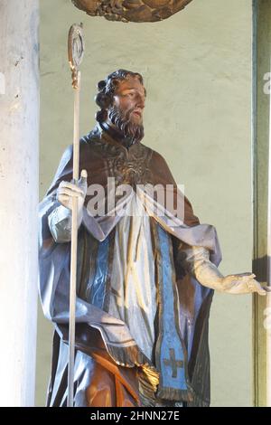 Bischofssstatue auf dem Hauptaltar der Kirche der Muttergottes des Schnees in Volavje, Kroatien Stockfoto