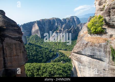 Klöster auf Klippen gebaut, Meteora bei Sonnenuntergang, Griechenland Stockfoto