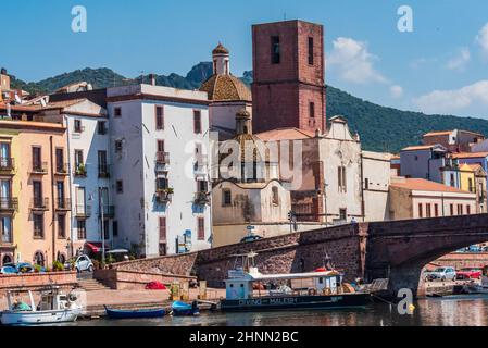 Die Kirche des Dorfes Bosa, entlang des Flusses Tenno, auf Sardinien Stockfoto