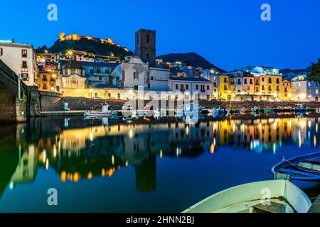 Die Altstadt des Dorfes Bosa liegt am Fluss Temo auf Sardinien Stockfoto