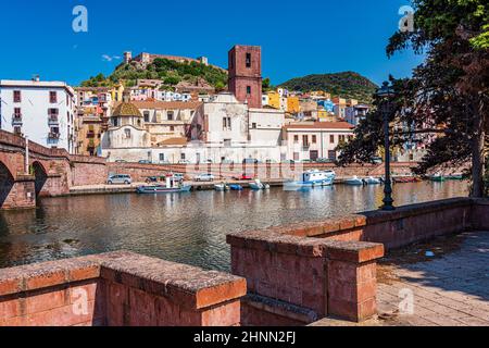 Die farbenfrohen Häuser des Dorfes Bosa, entlang des Flusses Tenno, auf Sardinien Stockfoto