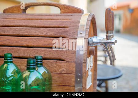 Eine kleine Weinbar im Außenbereich. Detail mit geringer Schärfentiefe. Stockfoto