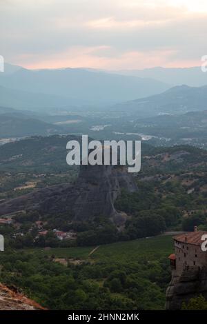 Klöster auf Klippen gebaut, Meteora bei Sonnenuntergang, Griechenland Stockfoto
