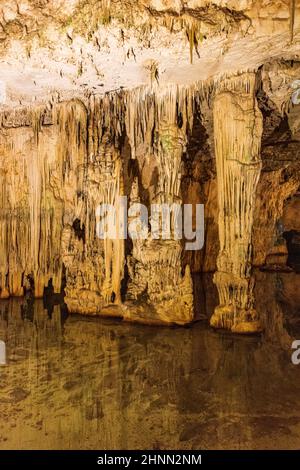 Neptune's Grotte ist eine Tropfsteinhöhle in der Nähe der Stadt Alghero auf der Insel Sardinien, Italien. Stockfoto