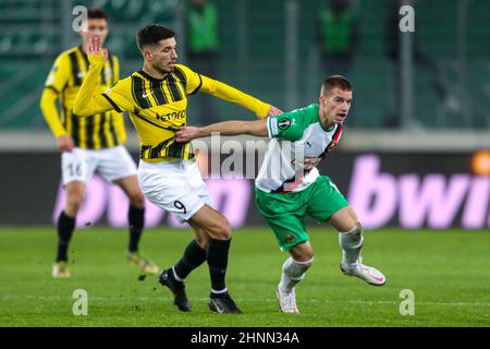 WIEN, ÖSTERREICH - 17. FEBRUAR: Adrian Grbic von Vitese, Srdjan Grahovac von SK Rapid Wien während des UEFA Europa Conference League-Spiels zwischen SK Rapid Wien und Vitesse im Allianz Stadion am 17. Februar 2022 in Wien, Österreich (Foto: Philip Bremm/Orange Picics) Stockfoto