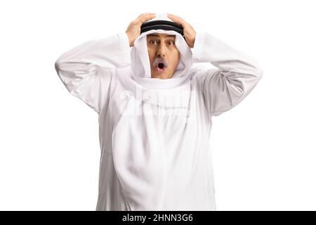 Überrascht reifer arabischer Mann hält seinen Kopf isoliert auf weißem Hintergrund Stockfoto
