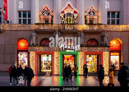 Dekorativer Eingang des Spielzeugladens Hamleys während der Weihnachtszeit Stockfoto