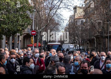 Barcelon, Spanien. 17th. Februar 2022. Zu Beginn der Demonstration werden Demonstranten vor der Regierungsdelegation Spaniens in Katalonien gesehen.die CGT-Minderheitsgewerkschaft für Busfahrer, In Barcelona Metropolregion haben im Zentrum der Stadt protestiert, um den Ruhestand von Fahrern im Alter von 60 Jahren zu fordern. Kredit: SOPA Images Limited/Alamy Live Nachrichten Stockfoto