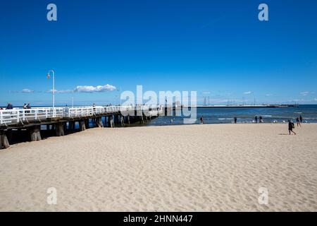Hölzerner Sopot Pier an sonnigen Tagen, Blick vom Sandstrand, Sopot, Polen Stockfoto