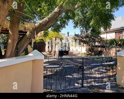 Typisches Ferienhaus mit Garten und Zäunen im idyllischen Claremont. Stockfoto