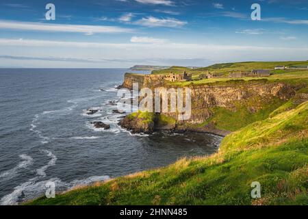 Spektakuläre Küste, Dunluce Castle am Rand der Klippe, Bushmills, Nordirland. Drehort der beliebten TV-Show Game of Thrones Stockfoto