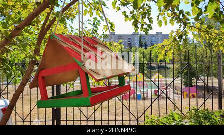 Handgefertigte Vogelfutterhäuschen aus Holz in einem Stadtpark. Vogelhaus. Stockfoto