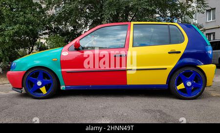 Ukraine, Kiew - 27. März 2020: Volkswagen Golf 4 Modell mit einem Heckklappe Körper mit mehrfarbigen Körperteilen. Lustige und helle Auto in rot, blau, gelb. Auto in verschiedenen Farben lackiert Stockfoto