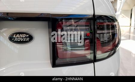 Ukraine, Kiew - 27. März 2020: Land Rover Discovery Sport glänzendes, modernes weißes Auto auf der Ausstellung. Karosserie, Scheinwerfer Nahaufnahme, Heck- und Frontansicht, Chromgrill, Auto-Logo. Stockfoto