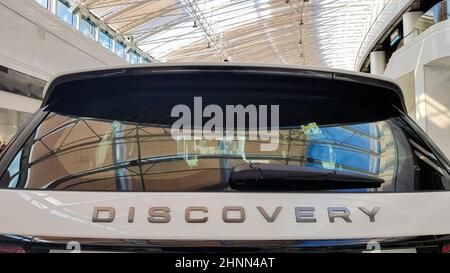 Ukraine, Kiew - 27. März 2020: Land Rover Discovery Sport glänzendes, modernes weißes Auto auf der Ausstellung. Karosserie, Scheinwerfer Nahaufnahme, Heck- und Frontansicht, Chromgrill, Auto-Logo. Stockfoto
