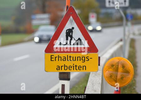 Schild 'Erhaltungsarbeiten' auf einer Straße in Österreich, Europa - Schild 'Conservation Works' auf einer Straße in Österreich, Europa Stockfoto