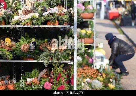 Verkauf von Blumen-Buketts für Gräber auf dem Friedhof in Wels, Österreich Europa - Verkauf von Blumensträußen für Gräber auf dem Wels Friedhof Österreich Europa Stockfoto