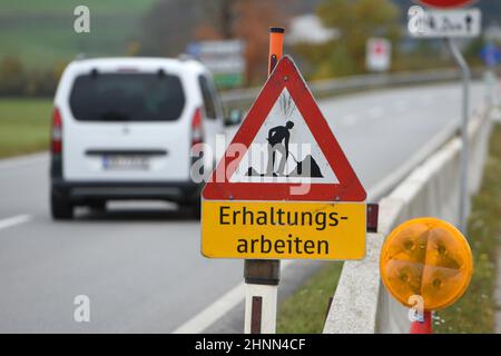 Schild 'Erhaltungsarbeiten' auf einer Straße in Österreich, Europa - Schild 'Conservation Works' auf einer Straße in Österreich, Europa Stockfoto